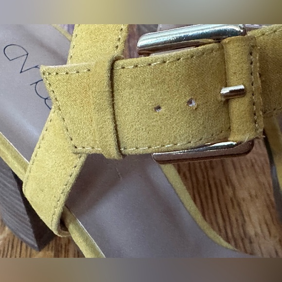 Abound Women's Mustard Yellow and Gold Hardware Chunky Heel Sandals Size 9 - Picture 5 of 9
